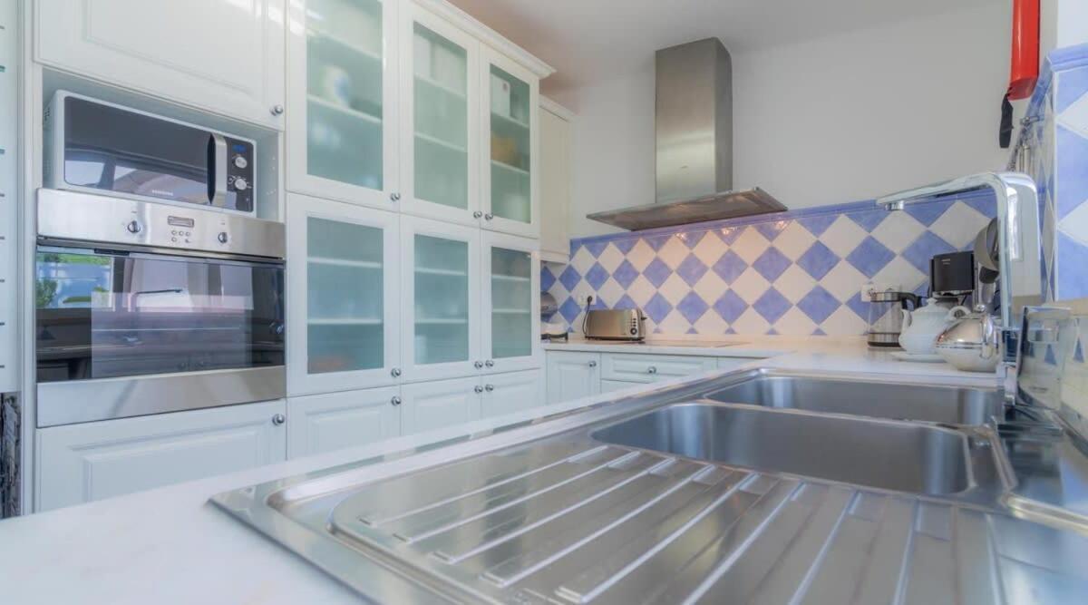 Villa Prado - Beautiful Beachfront Villa アルブフェイラ エクステリア 写真